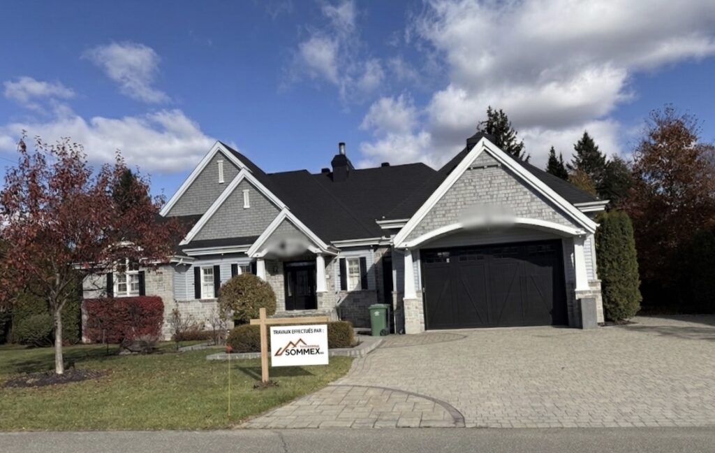 Réalisation de toiture résidentielle par Les Toitures Sommex - installation de bardeaux d'asphalte sur la maison a Saint-Sauveur.